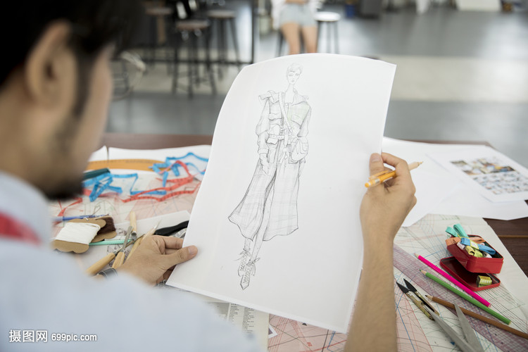 男裝設(shè)計師如何塑造現(xiàn)代男士時尚 產(chǎn)品設(shè)計的創(chuàng)新與挑戰(zhàn)